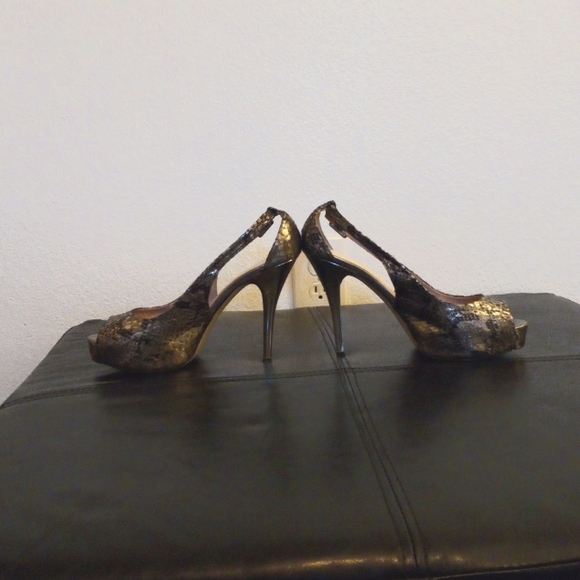 Guess pewter multi snake skin print peep toe/ sling back.Size 9 - Picture 2 of 6